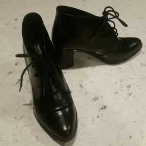 Clarks - size 8 1/2 lace up heel